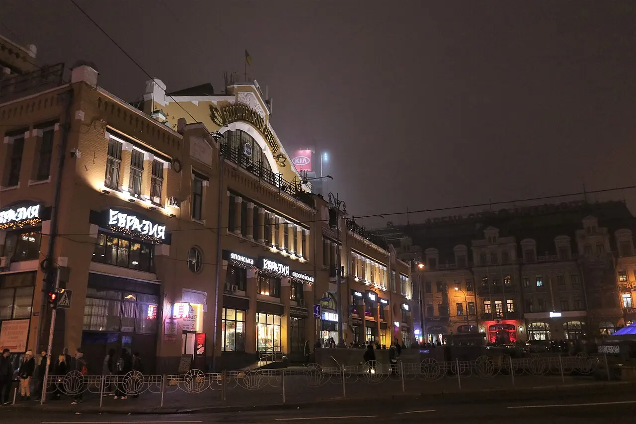 Бессарабський ринок у Києві ввечері