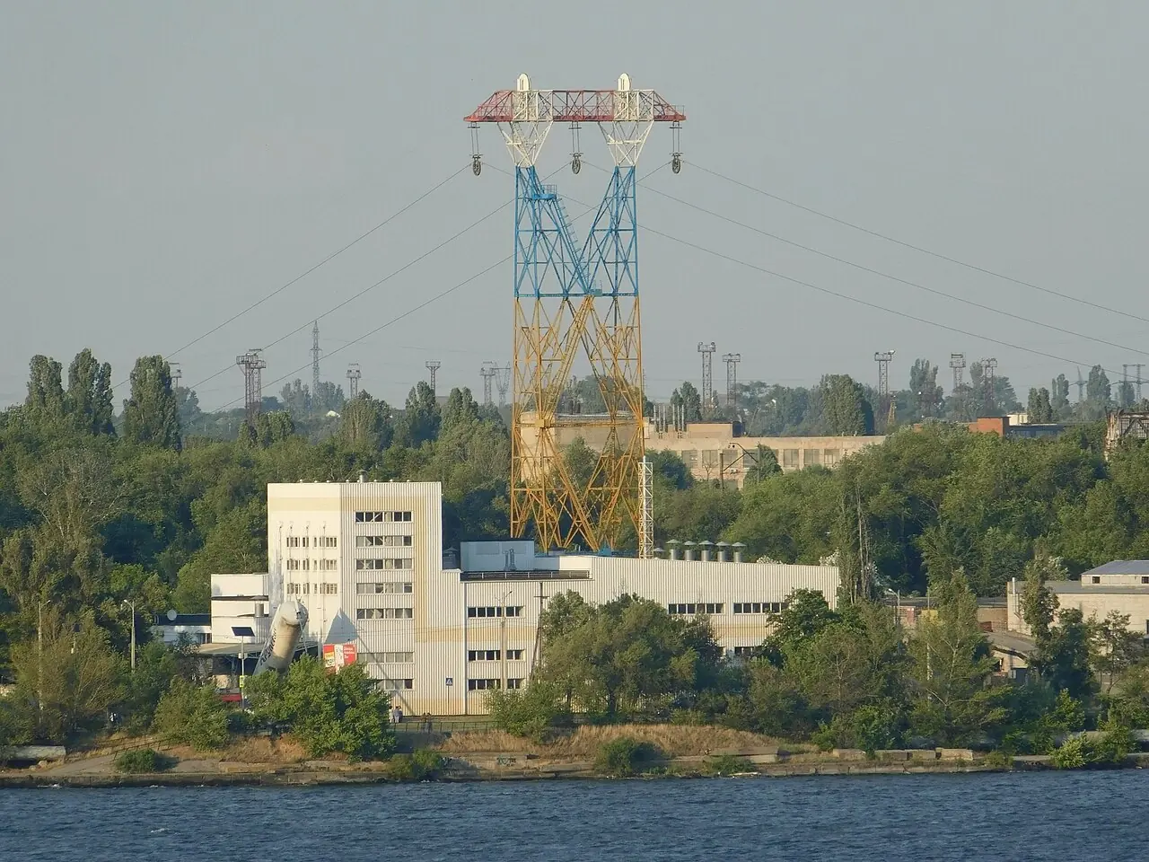 Опора високовольтної лінії електропередачі над Дніпром