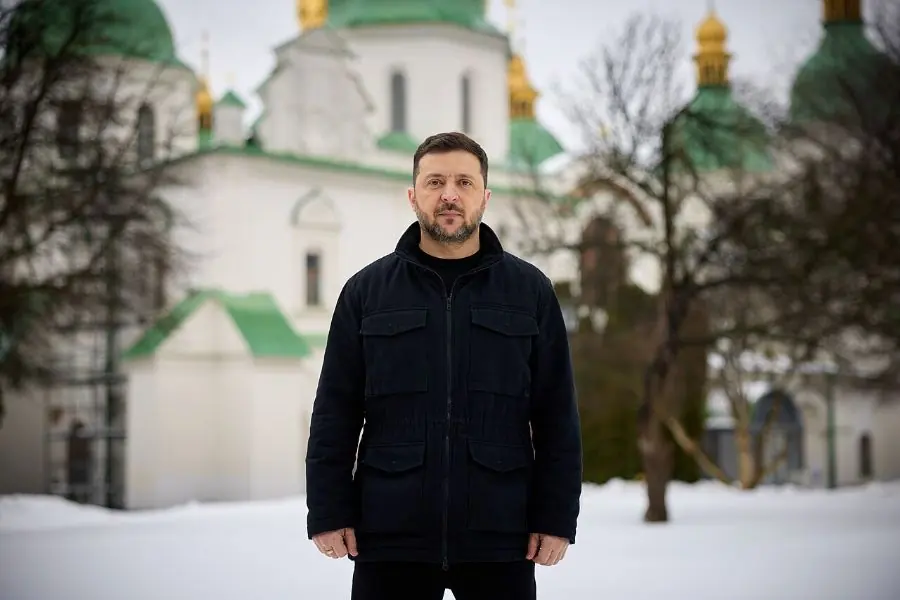 Президент Володимир Зеленський біля Софійського собору взимку